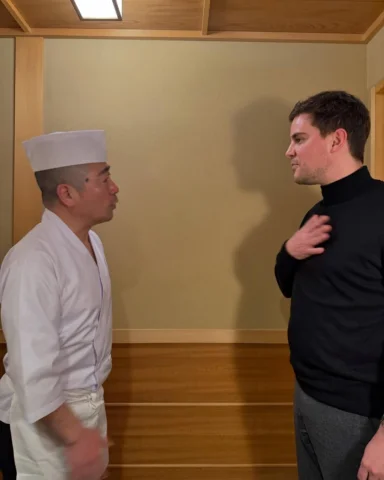 Un moment précieux au comptoir de Sugita. Respect pour une vie dédiée au geste j