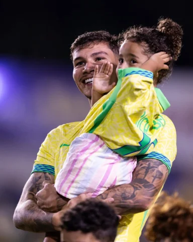 Meu titio é o melhor do mundo e ele fez um gol pra mim 💛😍
@erick_bele