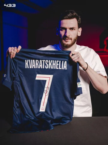 🚨 𝐆𝐈𝐕𝐄𝐀𝐖𝐀𝐘 🚨

👕 Win a PSG jersey signed by @kvara7! ✍️

All you have 