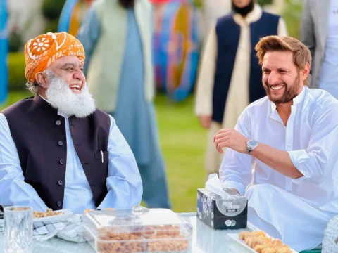 محترم مولانا فضل الرحمان صاحب کا ہمارے گھر آنا ہمارے لیے خوشی کا باعث بنا۔
ان کے