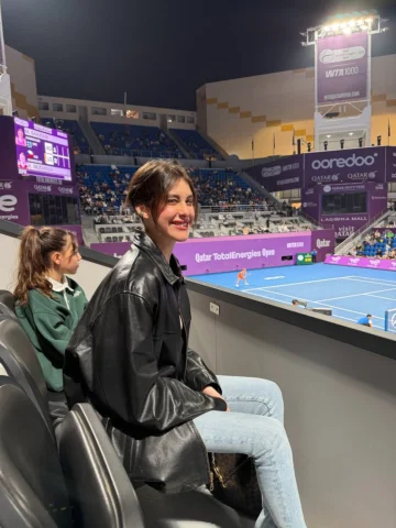 is at the women’s semi finals in Qatar 🎾 @qteopen @qatartennis