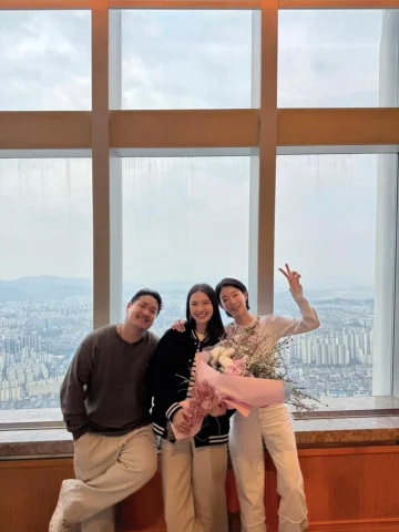 Had to let the camera eat first this birthday lunch 🎂

Alice and Alex Seoul sur