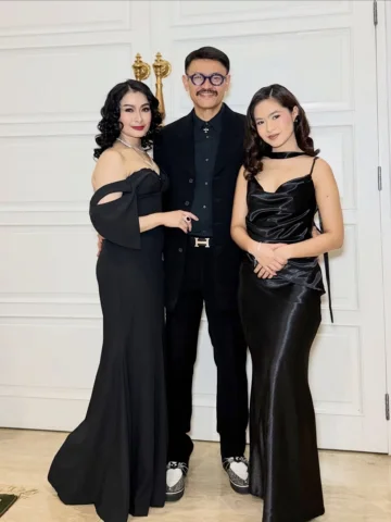 Mau liat kebahagiaan pasangan penganten nihhh kita
Hitam” 🖤🖤🖤
.
#happyfamily
