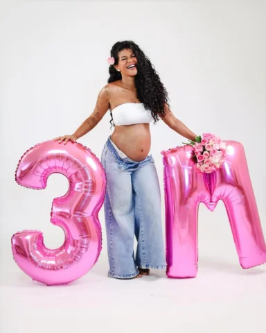 3 MILHÕES DE SHEIROSAS 🌸
( Shei: Sheila) ( Rosas: vocês ) 

Essas rosas na minh