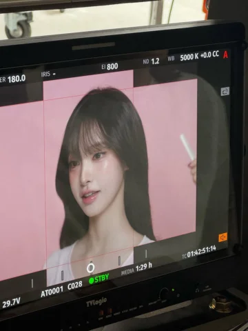 ⠀
𝗕𝗲𝗵𝗶𝗻𝗱 𝘁𝗵𝗲 𝗦𝗰𝗲𝗻𝗲𝘀: 𝗟𝗜𝗭 📸
⠀
휴대폰 카메라로 담아도 매 순간이 완벽했던
리즈의 촬영 현