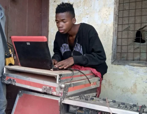Kipindi Hiko Show Unalipwa Elfu7 Na Plate Ya Wali.🙌

Vijana tuliopo mtaani amba