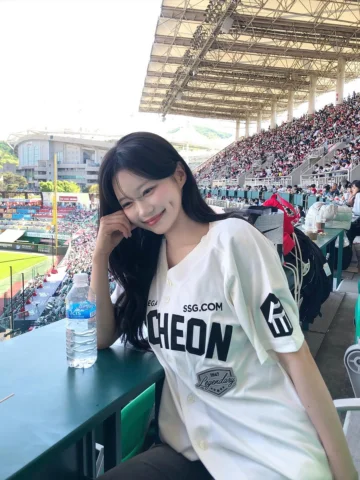 직관갔는데 예뿐사람들 왤케 많아요?! ❤️😉

#ssg#ssg랜더스#야구직관