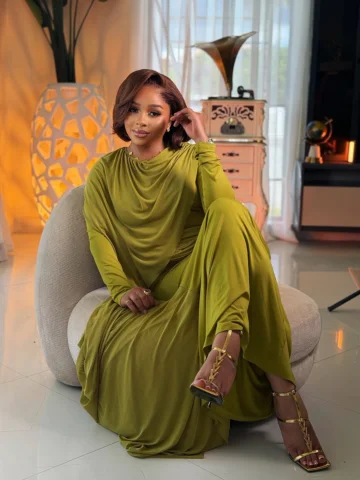 Child of God...!

Mua : @makeupbyeddie_ 

Hair : @makeupbyeddie_ 

Dress: @fashi