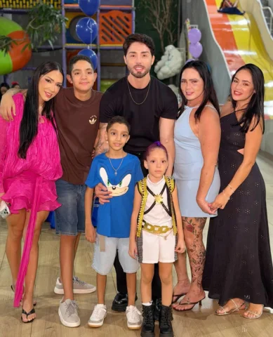 Família estranha da porr*
Só postei pq é aniversário dos meus sobrinhos 

Salão 