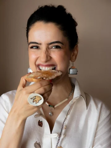 Drip so hot even my earrings make Toast 🔥
Toaster mein kya hai jaane ke liye de