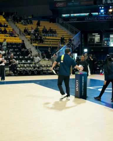 Zhuri did the first serve at the LOVB Volleyball 🏐 Championship Game last night