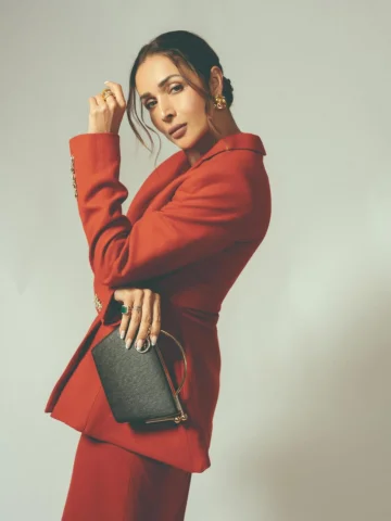 The lady in red with the perfect plus one✨

Shop the Black Embellished Box Clutc