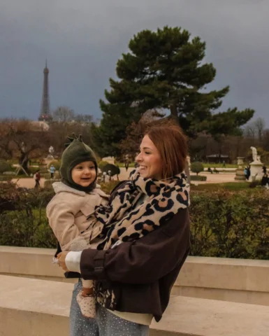 Sous le ciel de Paris 🤍 
•
📸: @agathe_.photographie 
•
#jeunemaman #momlife #b
