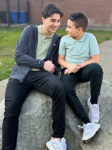 Kan bağı değil bazen…
Aynı kalbin ritminde yürüyebilmektir kardeşlik ♥️

@ensark