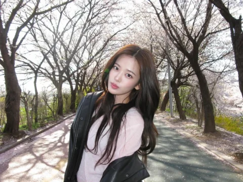 엄마가 찍어주면서 여친짤 같다고했다 뭔가 이상하다