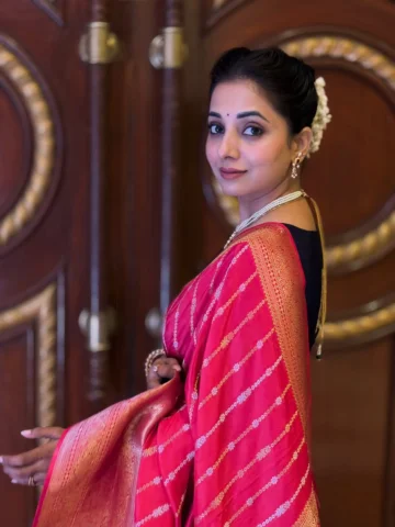 Grateful ☺️❤️

Banarasi saree by @kulswamini_paithani_04 
Hair stylist @hair_by_