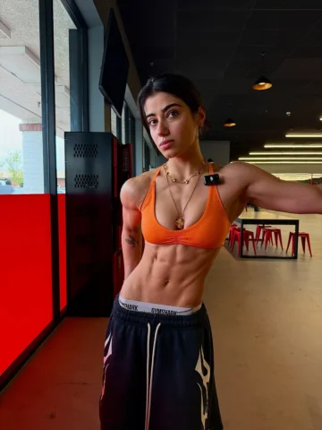 only 2 places I’m at 👀 

@gymshark c0de sara10 🦈 interval drop live in 2 hrs �