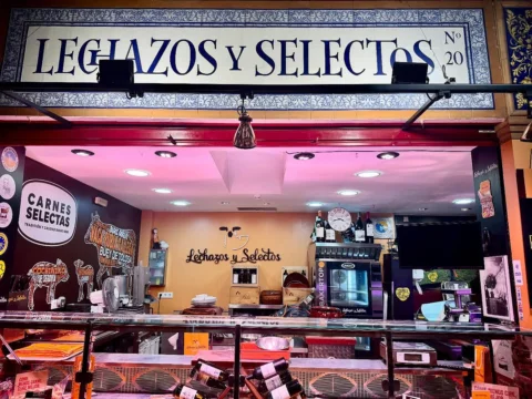 En el sevillano Mercado de Triana, @_lechazosyselectos_  no solo expende los mej