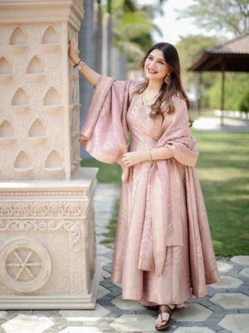 DP par bahut din pehle lagai thi ab Post par dekh lo 😮‍💨❣️

-
Suit @aanchalinf