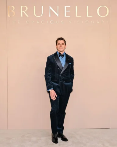 find 2 things that aren’t straight in pic 1 

thank u @brunellocucinelli_brand f