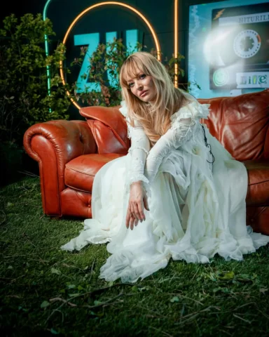 @delia a cântat live și în premieră la ZU noua ei piesă - „Analog”.
💚 Mai puțin