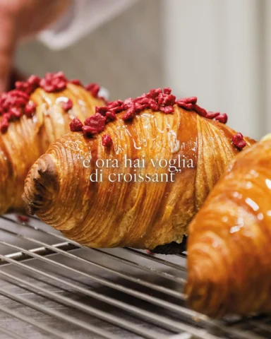 Croissant con crema alla vaniglia e topping di lamponi crispy 

#croissant #lamp