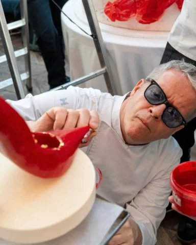 Per una serata iconica, una torta pensata per sorprendere.

Un sablé croccante c