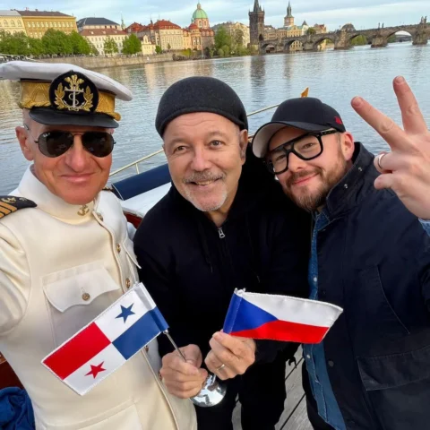 EN PRAGA, REPUBLICA CHECA.
Un paseo en barco con "Presidential Cruises" por el r