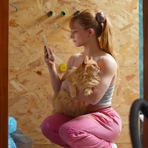 Moi devant mon mur refermé tout pile à temps pour les mesures du meuble mais per