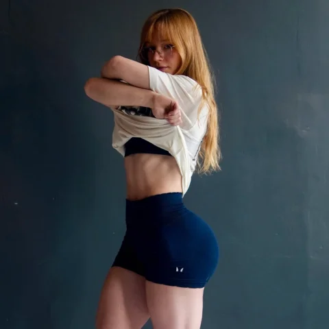 Hihihi trop mimi le petit bord dentelé sur mon short pour me mettre des GROSSES 
