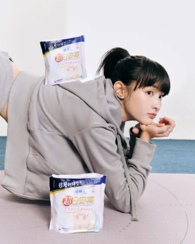 ：
有了蘇菲超日安褲，白天在外的逛街、跑行程或是上班的活動，不用再把整件外褲脫掉也能有滿滿的安全感💖

（有的時候在小小的廁所忙成一團都以為自己在練軟骨功？）