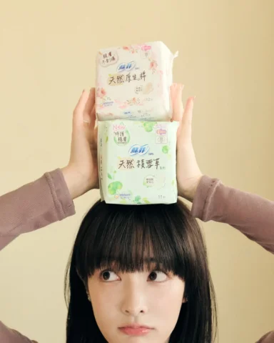 ：
每個月總有幾天特別敏感，這時候會更在意「天然」這件事☁️

會愛上蘇菲這款奶茶棉，其實原因很單純🤍 無添加，呈現天然原生色，不再像過去會刺刺癢癢的 ，是德