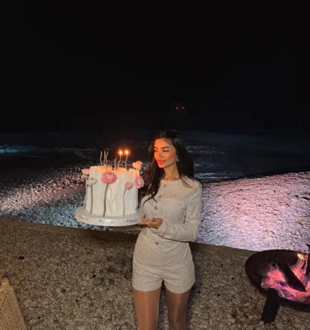 الحلوة اليوم عيدها بس هي كل فكرها اي ساعة تبلش أكل بالكيك🤭🤤🎂
من سنة لهلق كبرت
