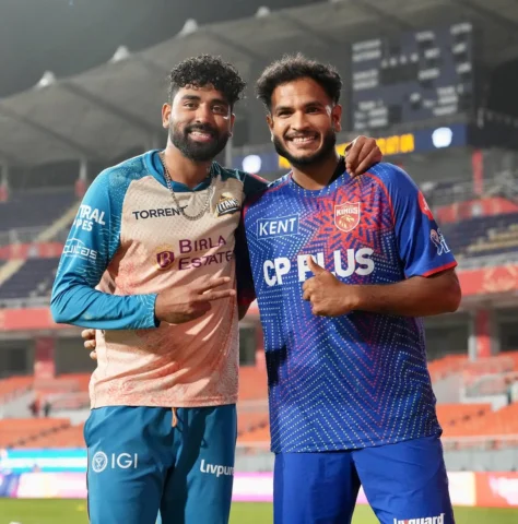 Jersey alag, yaari same 🤝