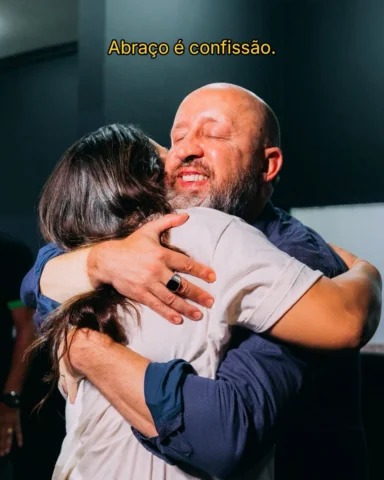 Ninguém mente no abraço.
O abraço é a nossa maior demonstração de sinceridade e 