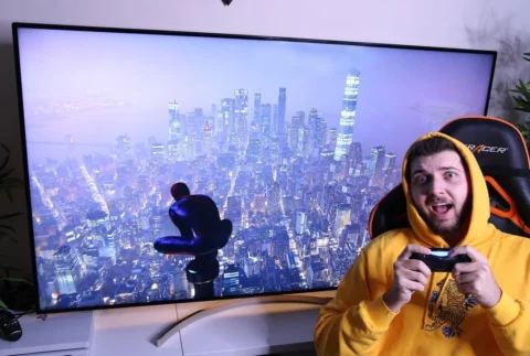 Arkama bakmadan oynayabiliyorum pozu.🎮 Yeni LG televizyonum ile her açıdan dog