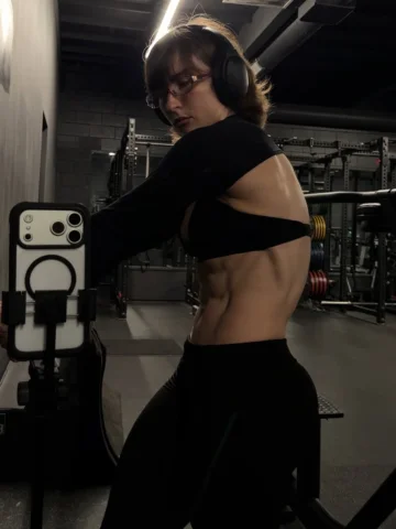 Back, bicep, little bit of shoulder workout. 

Fit @gymshark @gymsharkwomen dc B