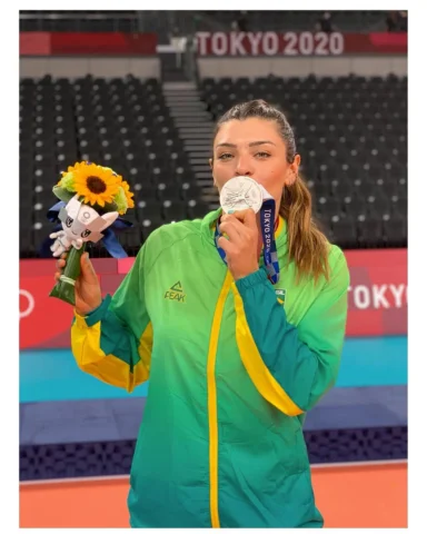 Eu vou beijar e vou comemorar MUITO essa medalha✨🥈🇧🇷
A sensação que fica não 
