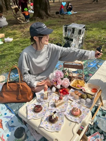 🌸🍒
お花見できました(うれしい)
スリコで机やら遊ぶ道具を買ってご飯はみんなで持ち寄って。
@miumiu さんからギフトして頂いたヴィヴァンバッグも持っ