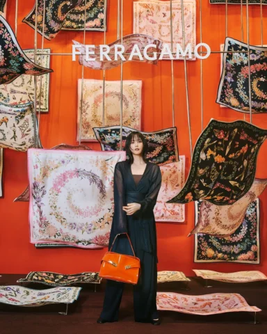 FERRAGAMO ”Floating Silk Garden”にお伺いしました

ポップアップストアでは開催を記念して
抱きしめるようなモチーフ使いが特徴のア