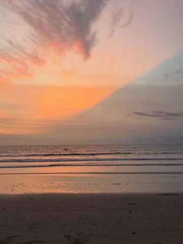 Aku menumpahkan isi kepalaku
di hadapan laut yang membentang,
suara angin berdes