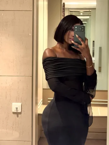 Mirror Mirror 
Hummm… I know I look Good 😉🖤♾️