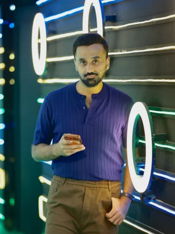 Walking through these Neon Lights 💜
#Purjosh #HLPJ2026 #PSL11