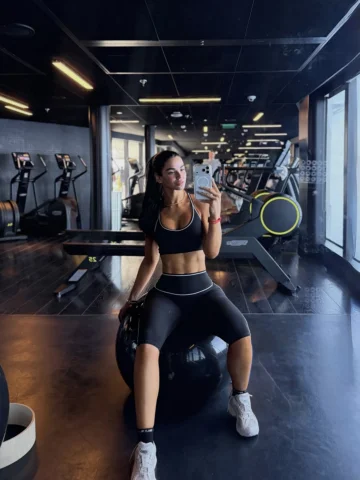 Workout mode on board  @fabletics 💪✨ Plus the sweetest stop at the Fabletics gi