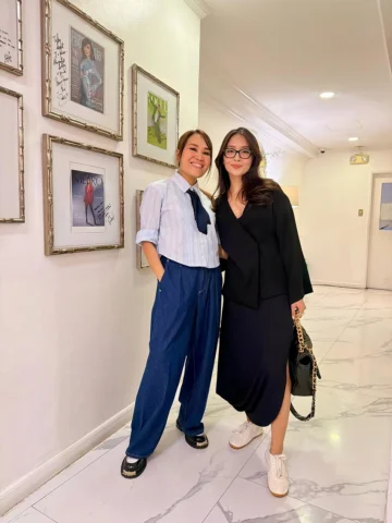 Starting the week right with @bernardokath ✨
Quick catch-up while she sneaks in 