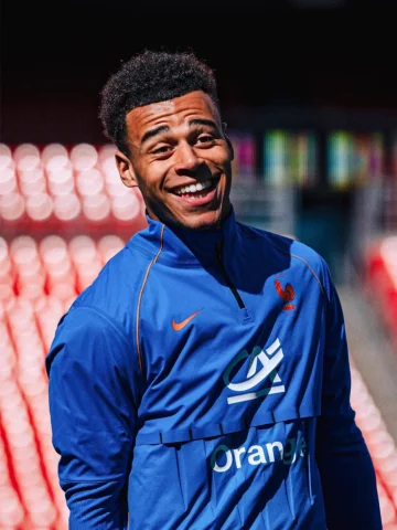 De larges sourires pour vous souhaiter un bon dimanche 😁💙

Big smiles to wish 