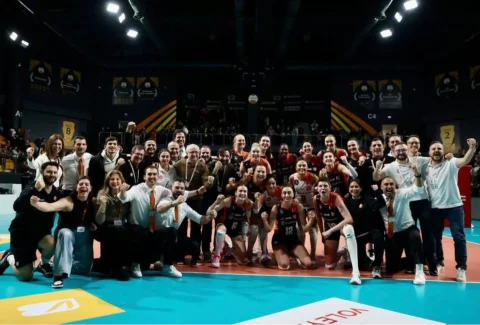 Derbi var dediler geldik 😉 

WE ARE ECZACIBAŞI 🐯
