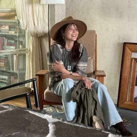 @magazinelee 10月号のオフショット。
LEEのファッションページに初めて出させていただきました！
可愛いブラウスにたくさん出会えて、楽しい撮影だっ