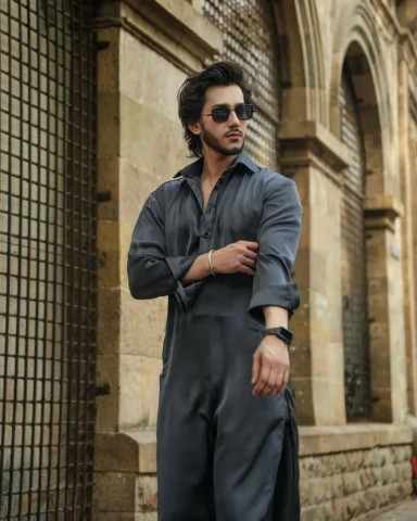 Tradition meets modernity.
.
Outfit: @afreenkazi_