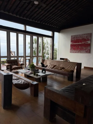 Uma casa dos anos 70 toda projetada por Zanine e onde Tom Jobim, Lúcio Costa e M